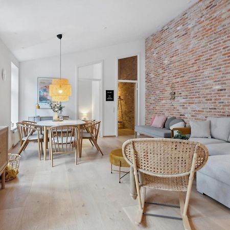 Central 3-Bedroom Apartment With Huge Terrace, Including Queen Size Beds อัลบอร์ ภายนอก รูปภาพ