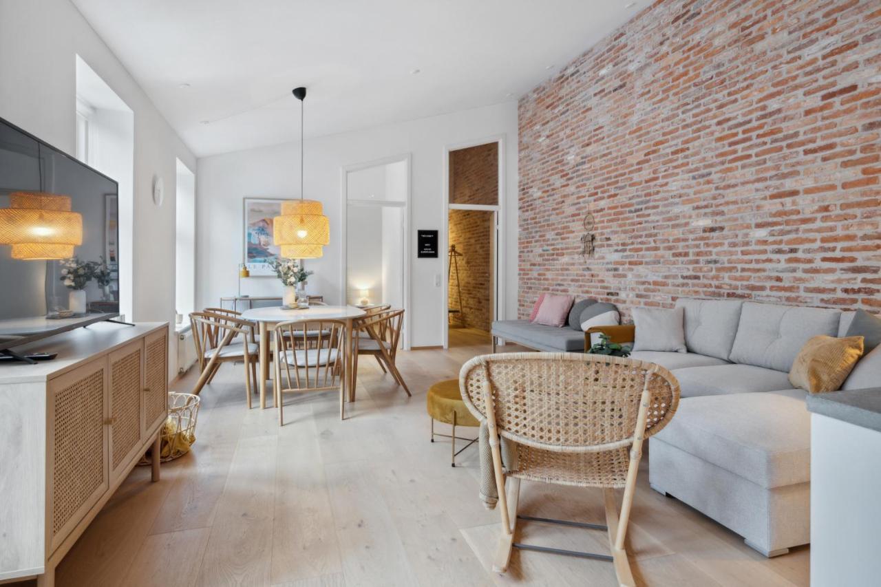 Central 3-Bedroom Apartment With Huge Terrace, Including Queen Size Beds อัลบอร์ ภายนอก รูปภาพ